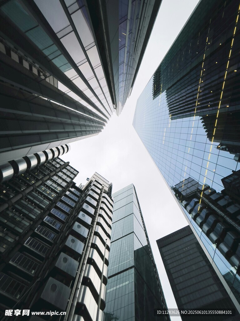 仰视都市摩天大楼景观