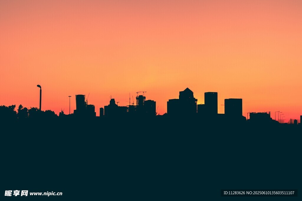 夕阳下的城市建筑剪影
