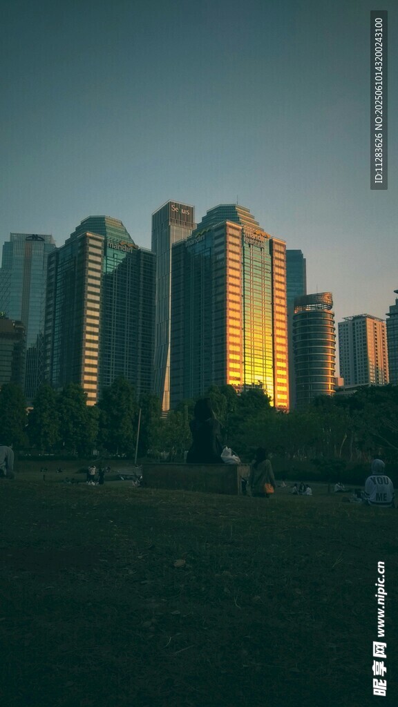 黄昏下的城市高楼景观