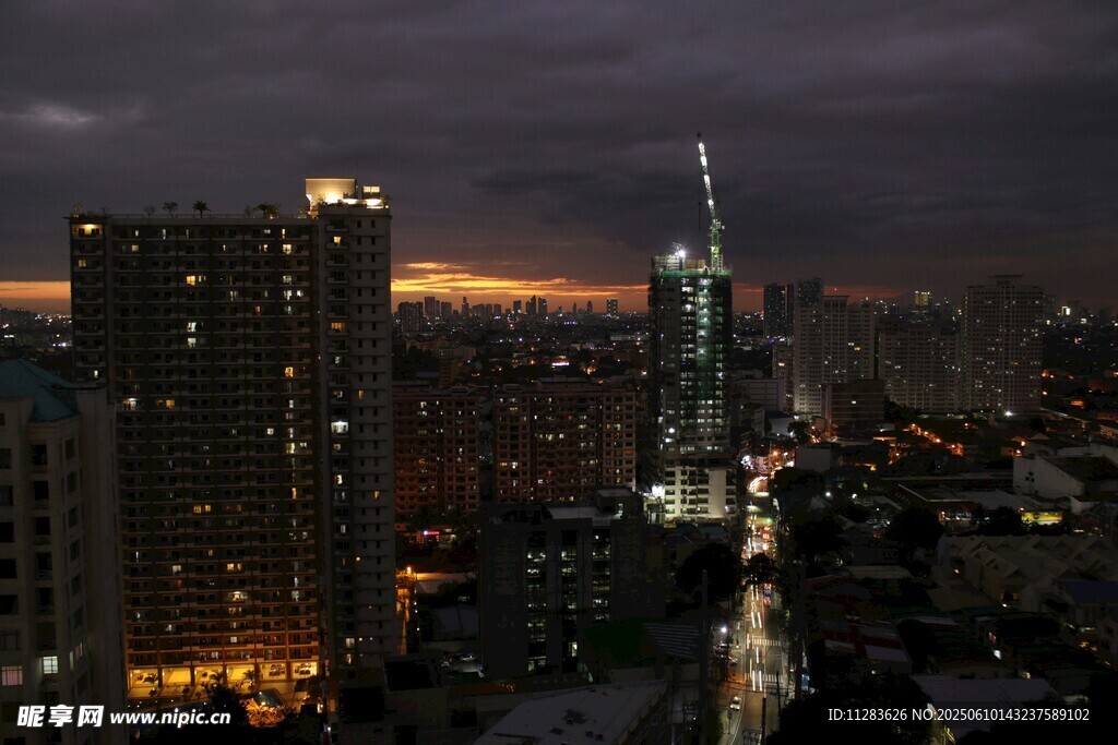 夜幕下的城市天际线