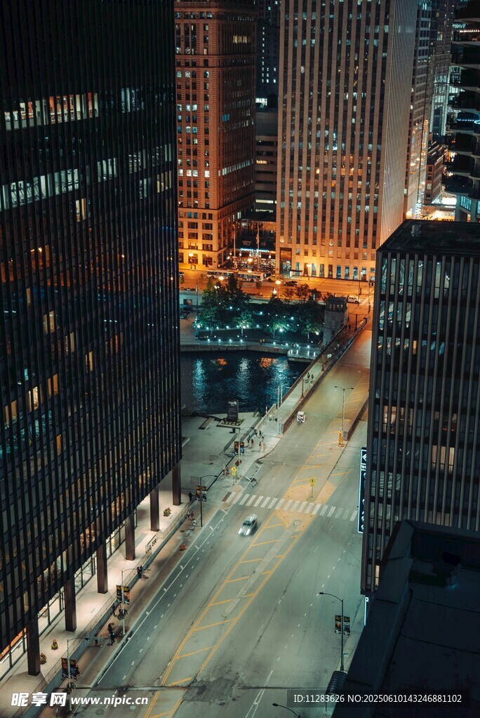 城市夜景下的空旷街道
