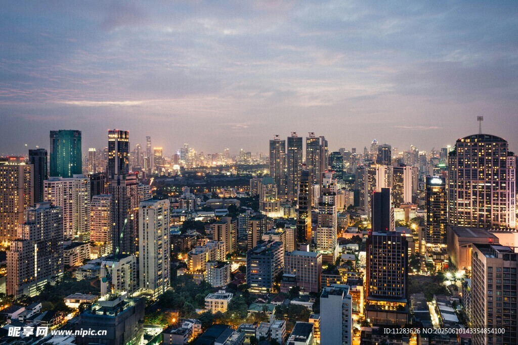 繁华都市夜景俯瞰