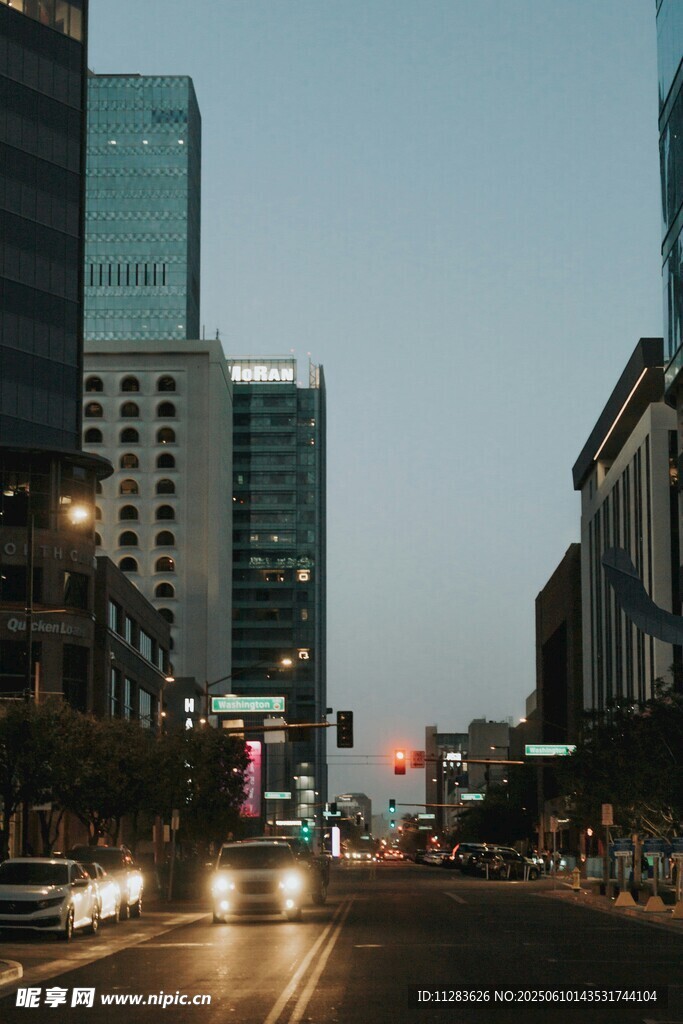 城市黄昏下的繁华街道