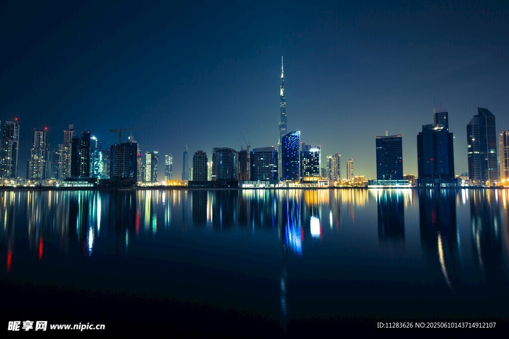 城市与水面的辉映