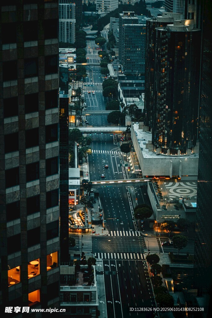 城市夜景俯瞰繁华街道