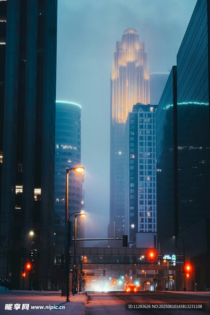 雾中都市夜景