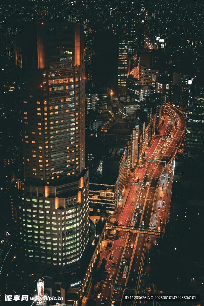 城市夜景中的璀璨车流