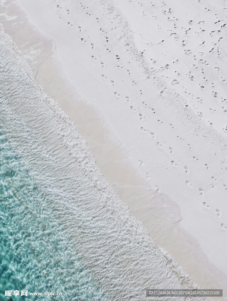 俯瞰海浪拍打沙滩美景