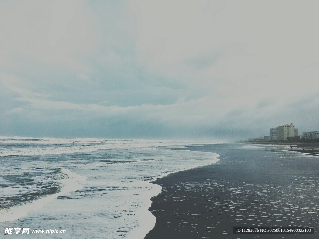海浪轻拍岸