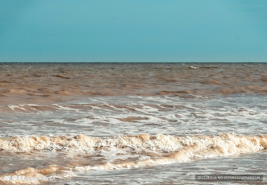 海浪翻涌的壮阔海滨景象