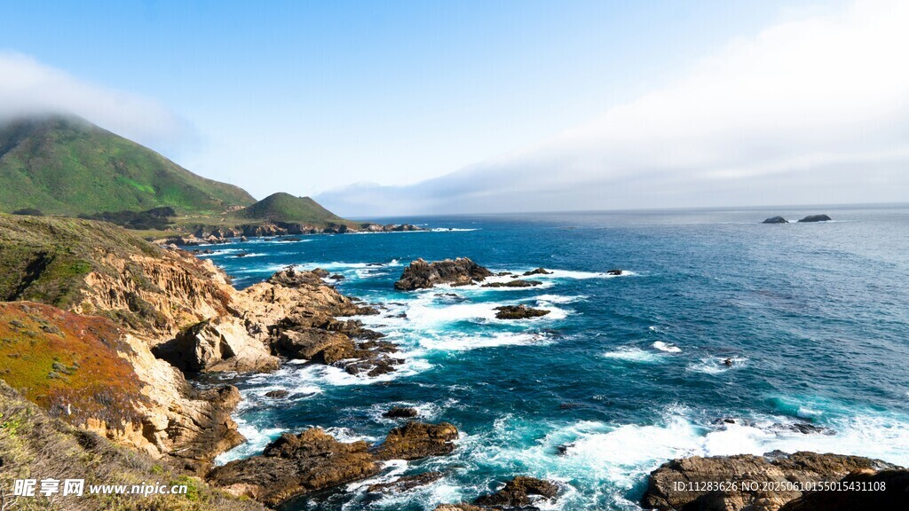 碧海与嶙峋礁石