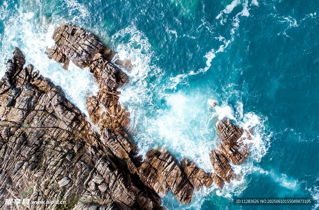 俯瞰蔚蓝大海与嶙峋礁石