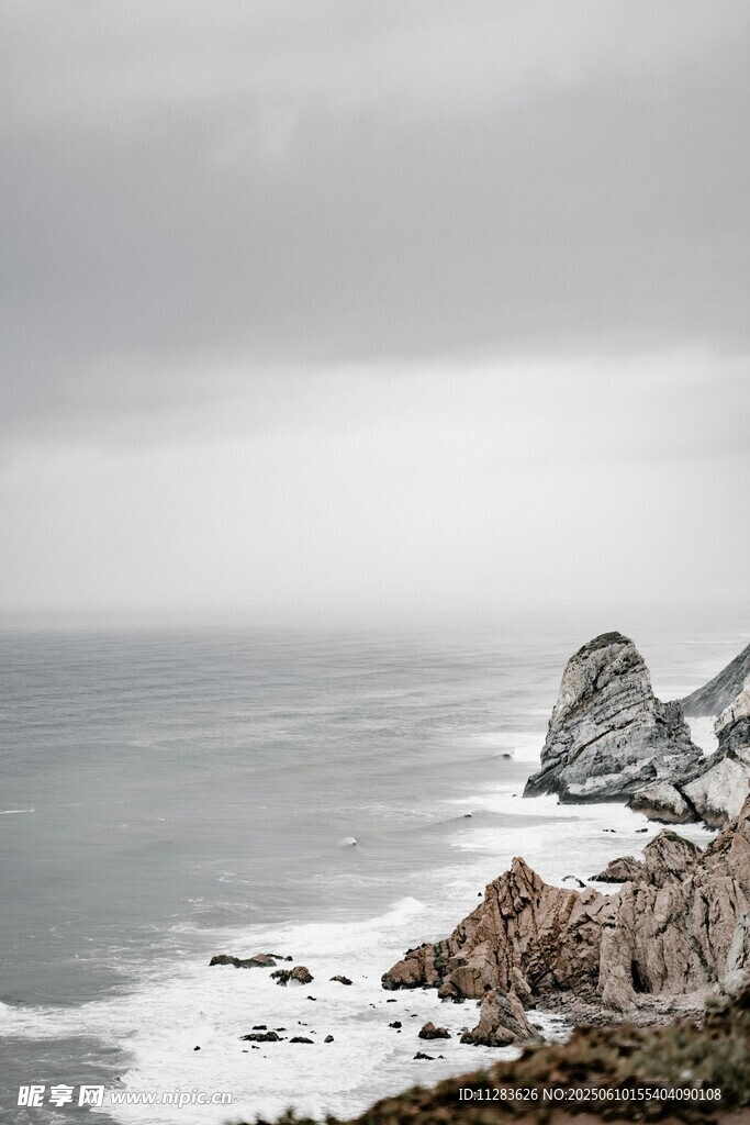 海边嶙峋岩石与苍茫大海