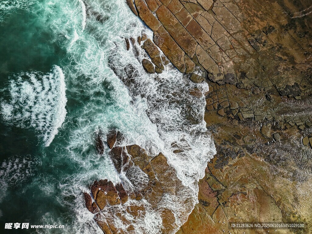 俯瞰海浪拍打嶙峋海岸