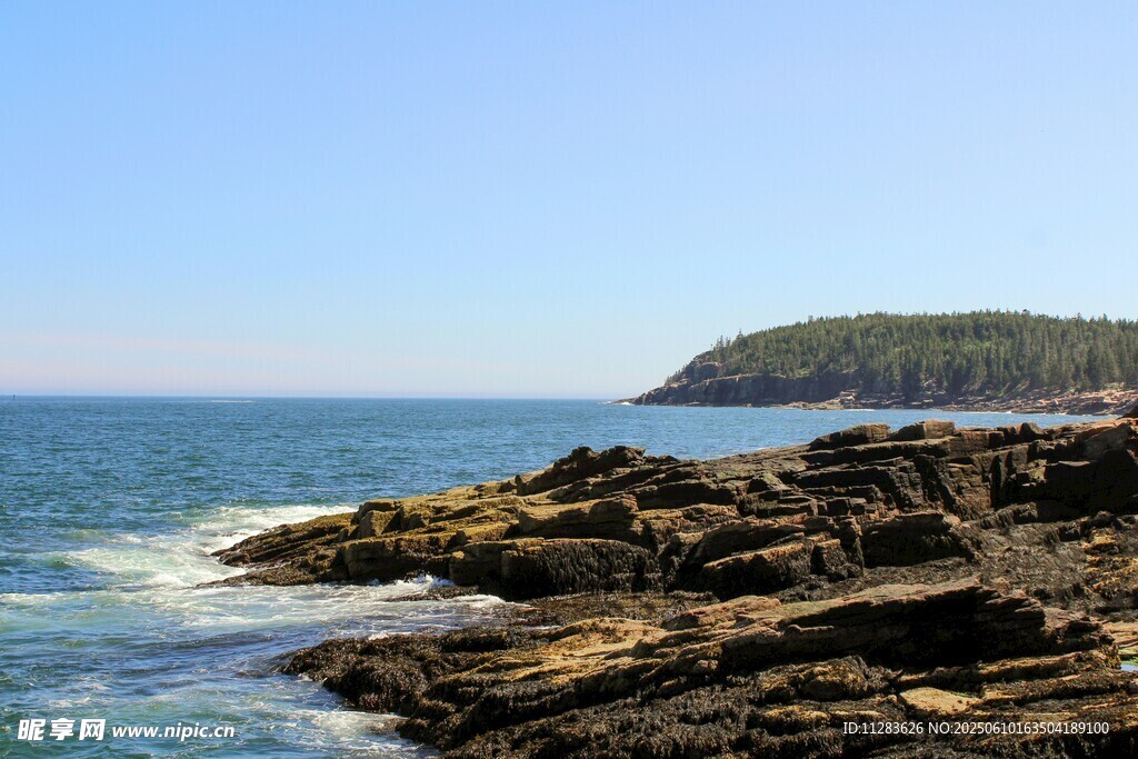 海岸边的嶙峋礁石与碧海