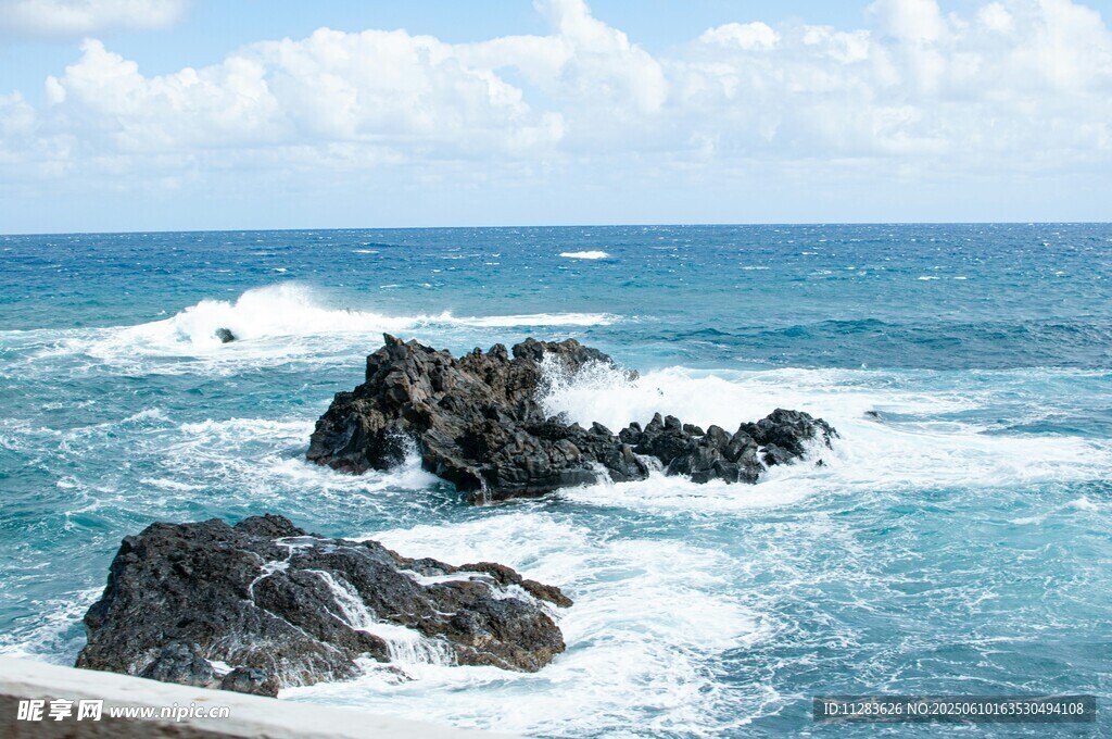 海浪拍击礁石的壮阔海景