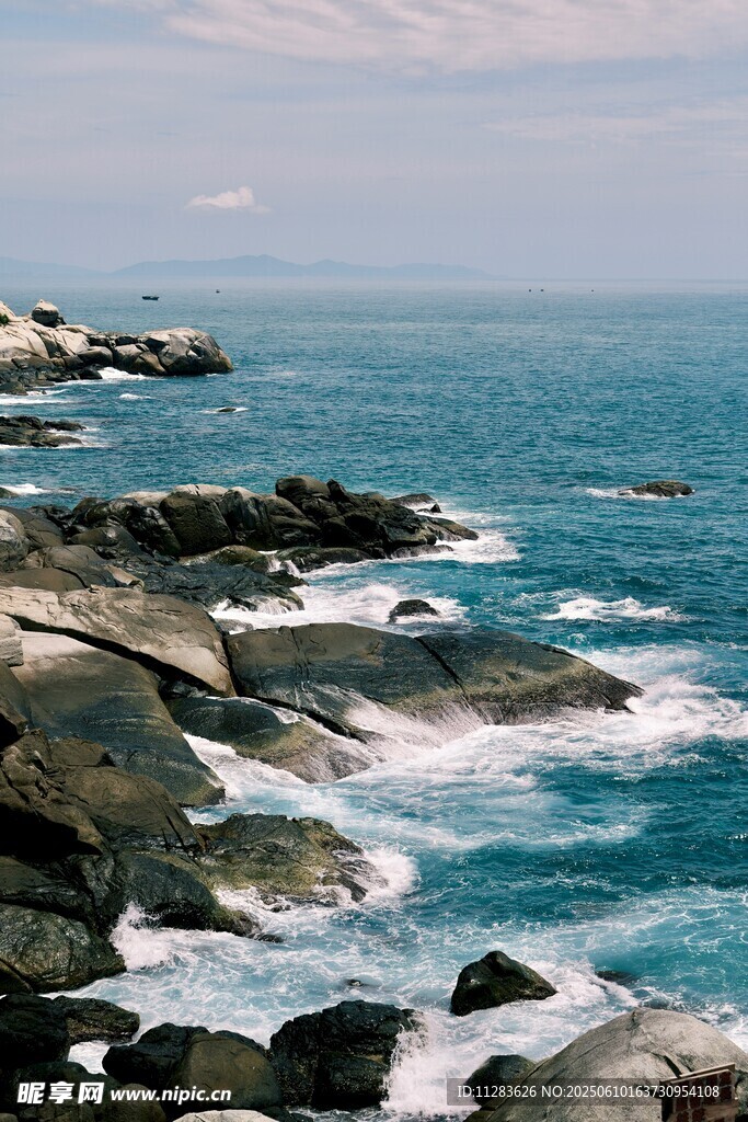 海边礁石与翻涌的蓝色海浪