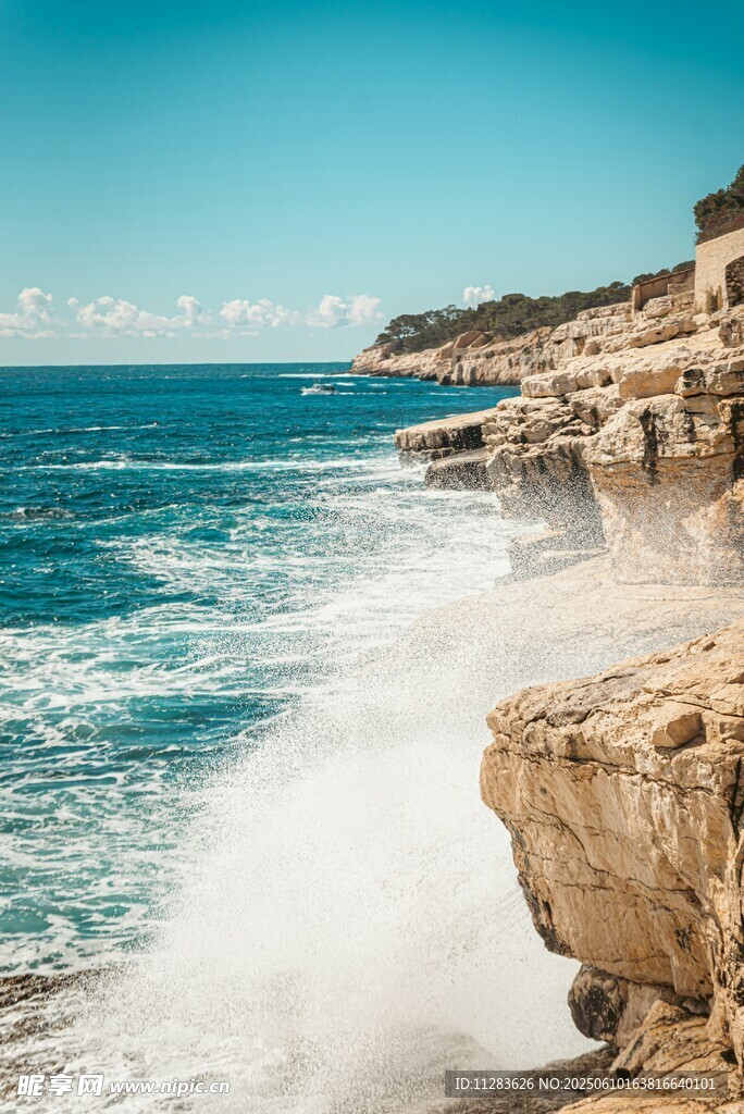海岸边的海浪与嶙峋岩石
