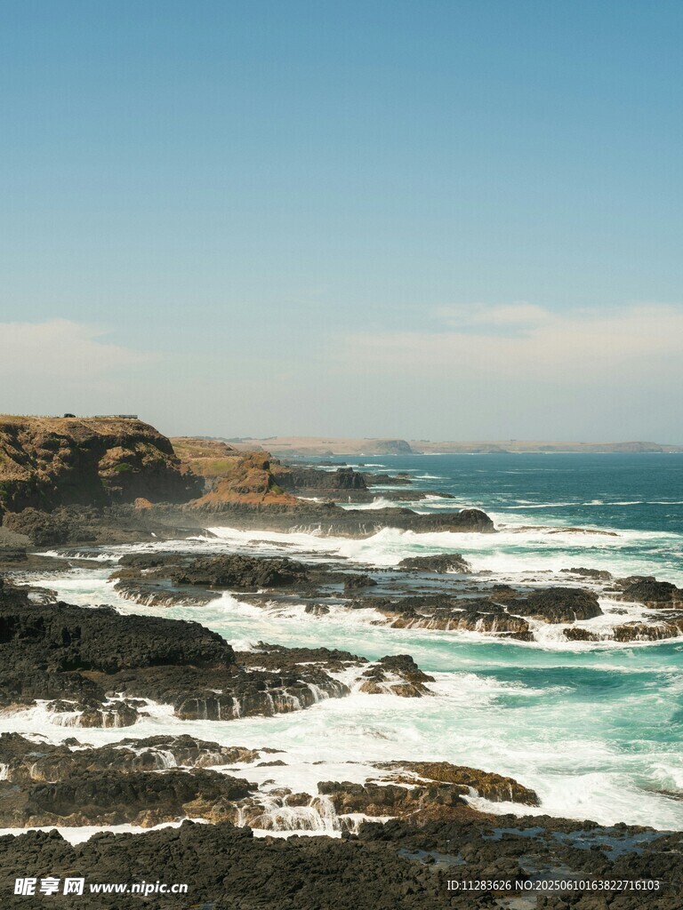 海岸礁石与翻涌海浪美景