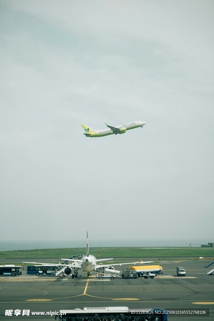 机场上空飞机起飞瞬间