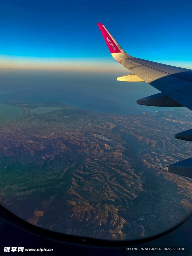 机窗外的壮丽高空景观