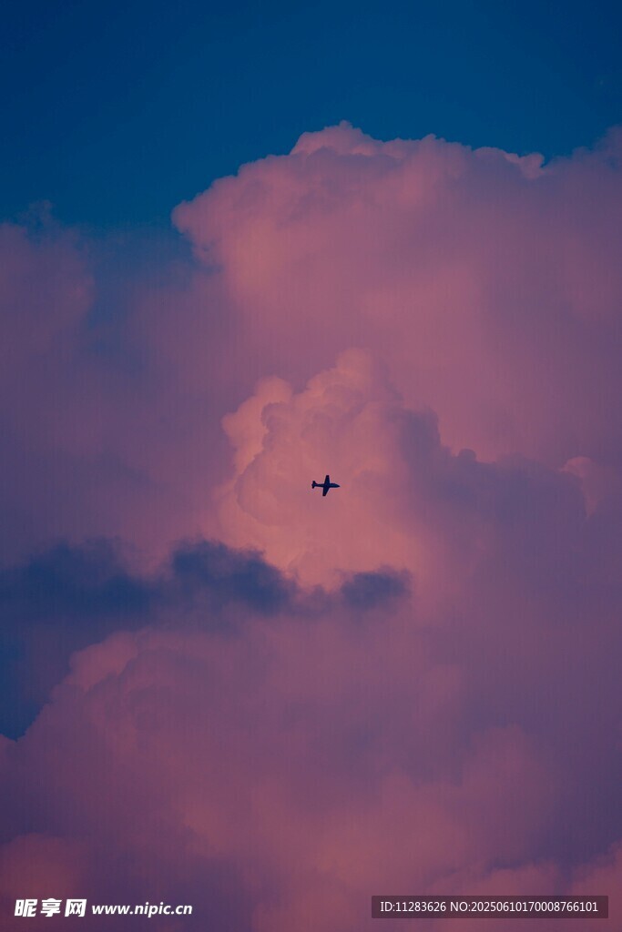 晚霞中飞机穿云而过