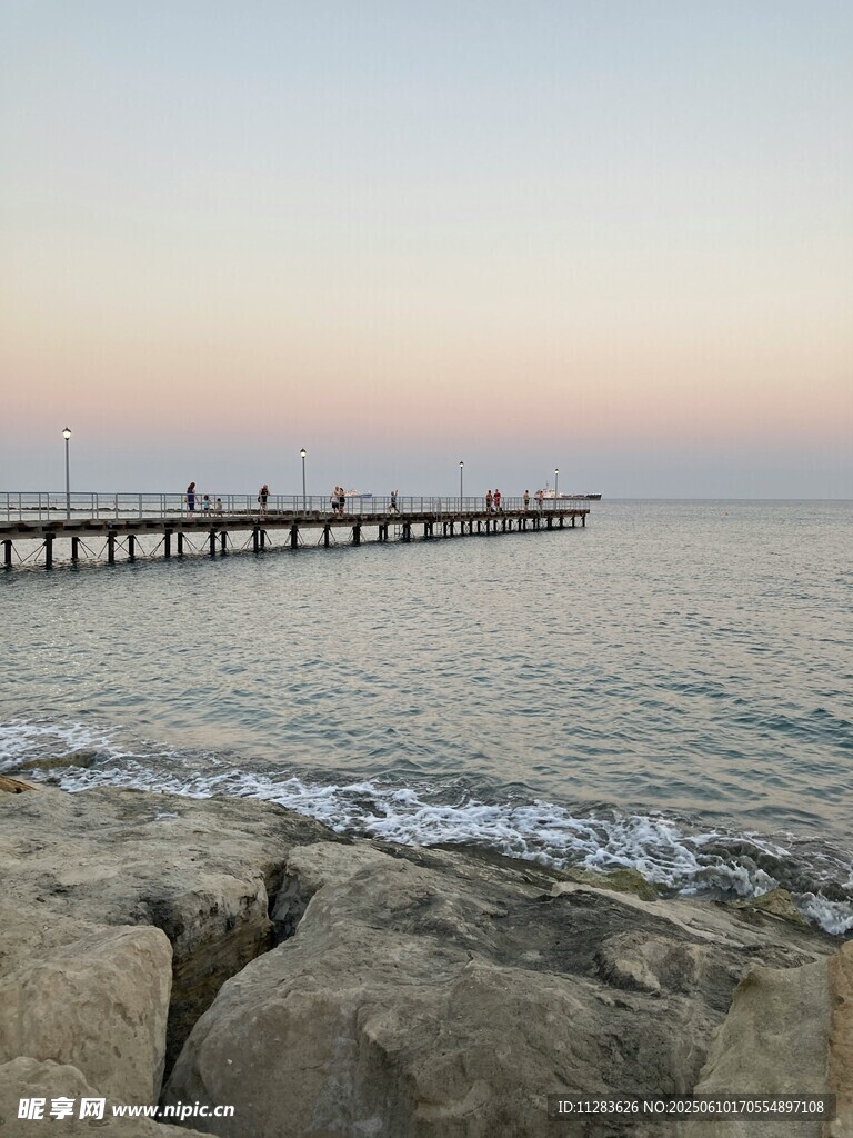 海边码头日落美景