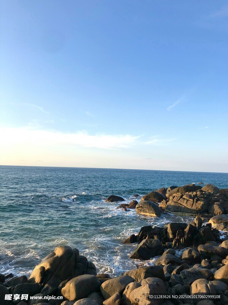 海边礁石与蔚蓝大海