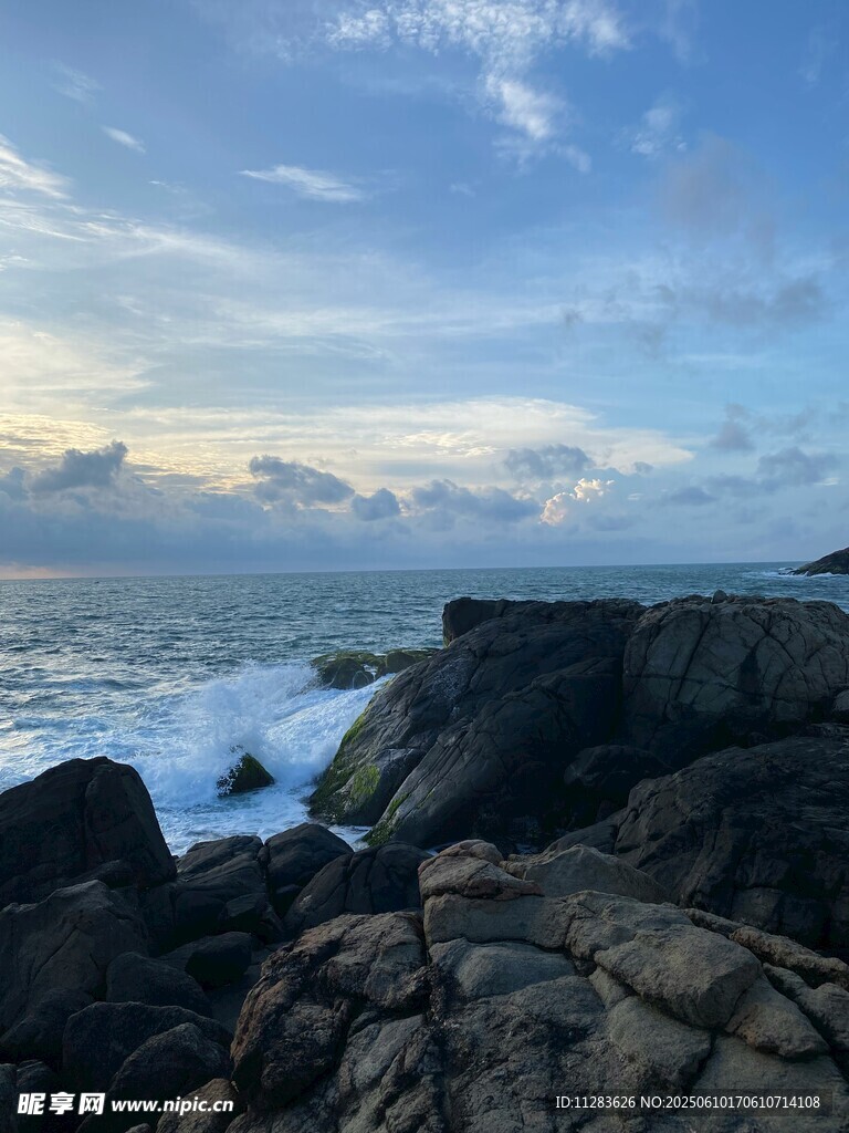 海边礁石与壮丽海景