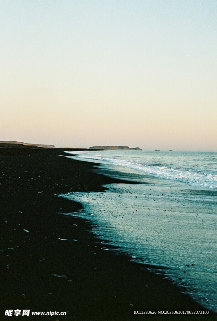 海边黑沙滩的静谧景致