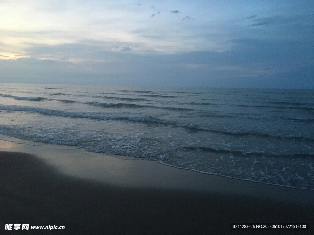 海边日落时分的宁静海景
