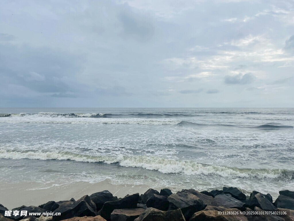 海边礁石与翻涌海浪