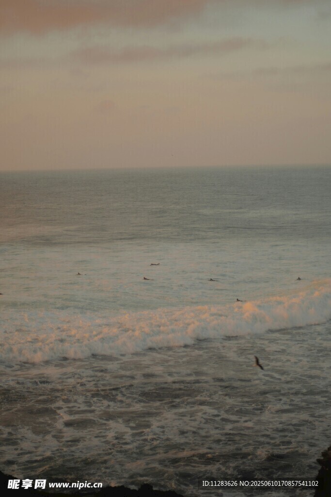 黄昏下的宁静海面