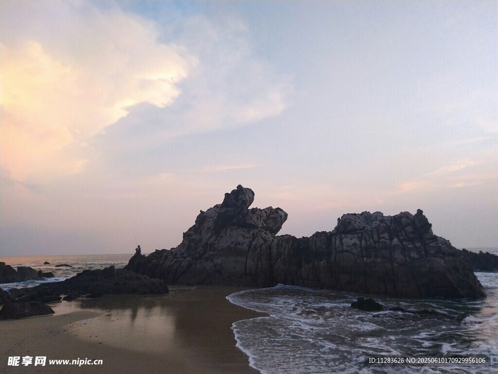 海边日落时的礁石美景