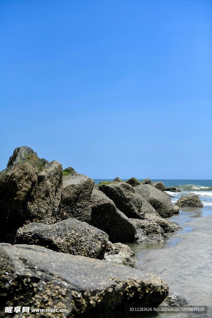 海边嶙峋礁石