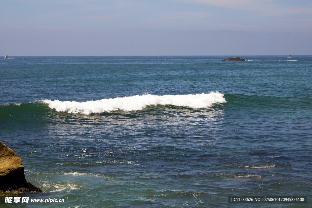 海浪拍岸的美丽海景