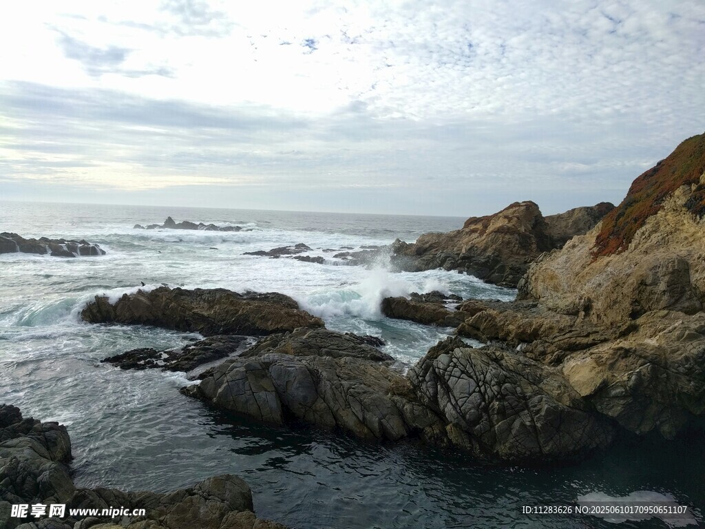 海岸边的礁石与翻涌海浪