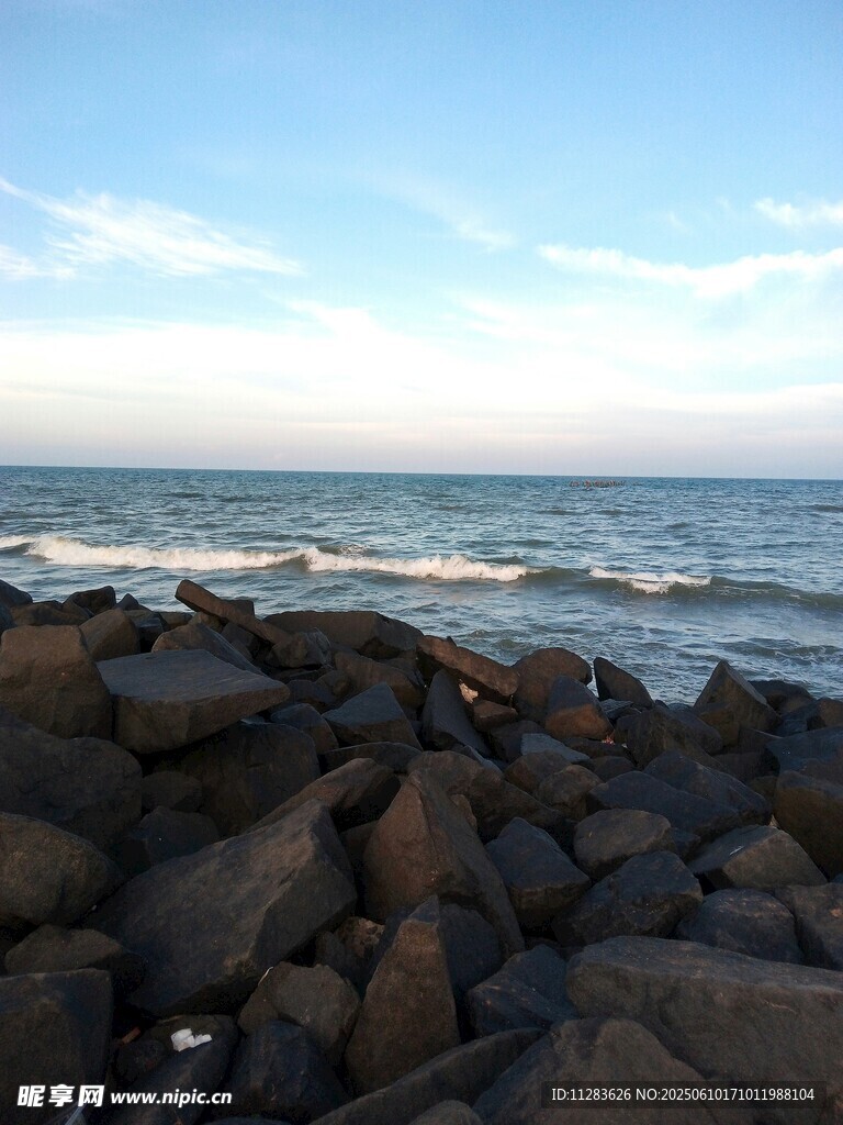 海边礁石与翻涌海浪