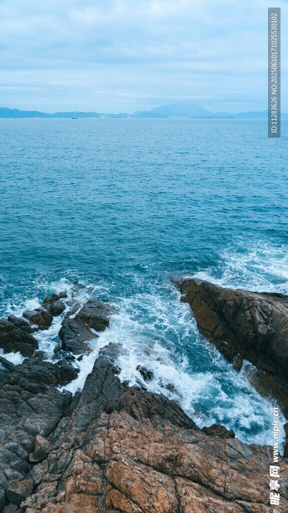海边嶙峋礁石与翻涌海浪
