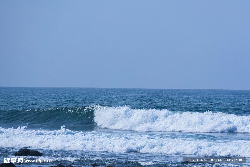海浪翻涌的蓝色海洋