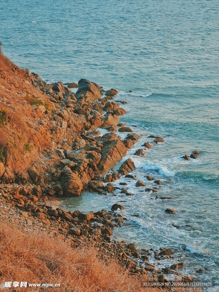 海边嶙峋岸景