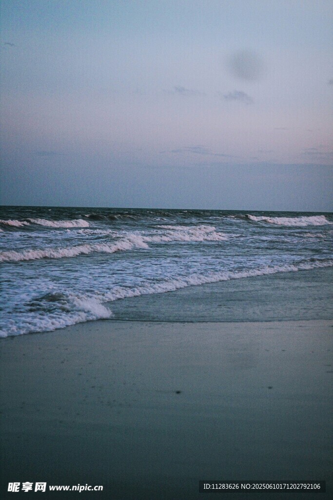 黄昏下的海浪与宁静海滩
