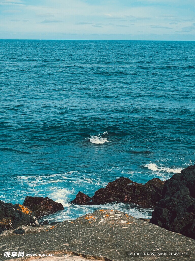 海边礁石与蔚蓝大海