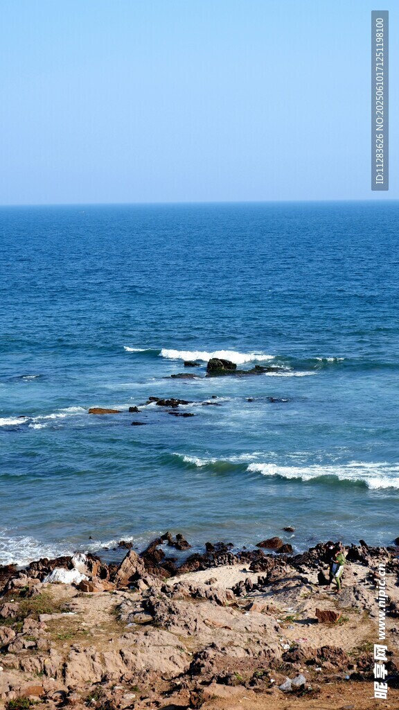 海边礁石与翻涌海浪