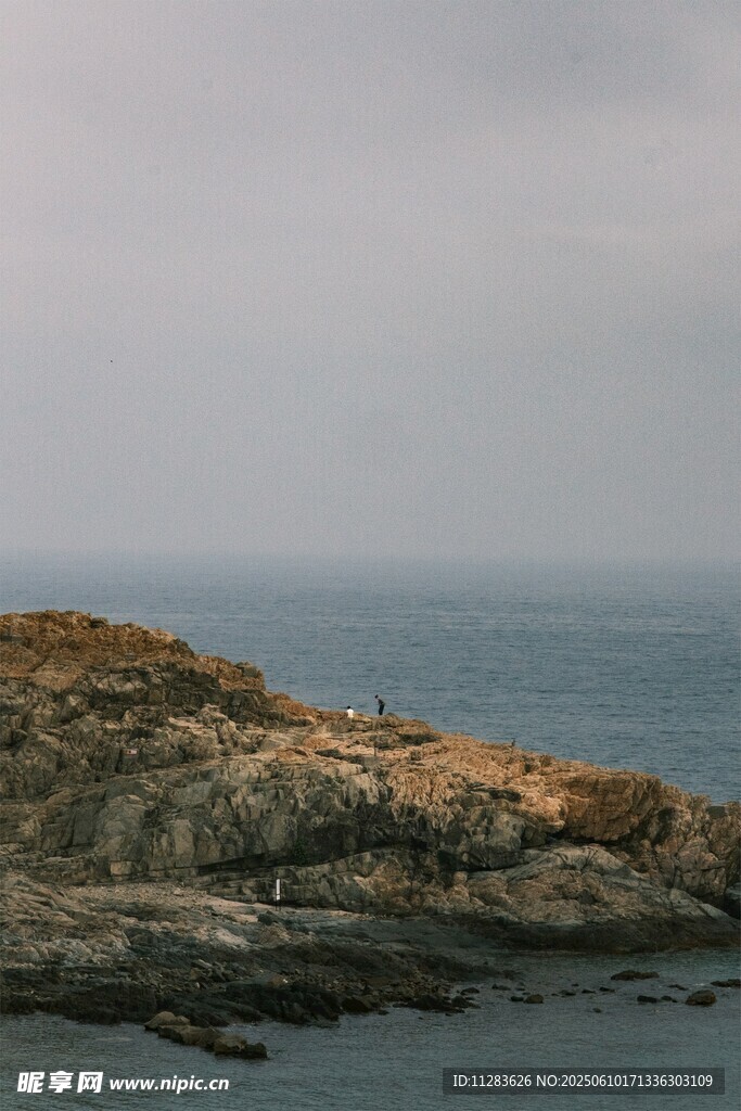 海边嶙峋岩石景观