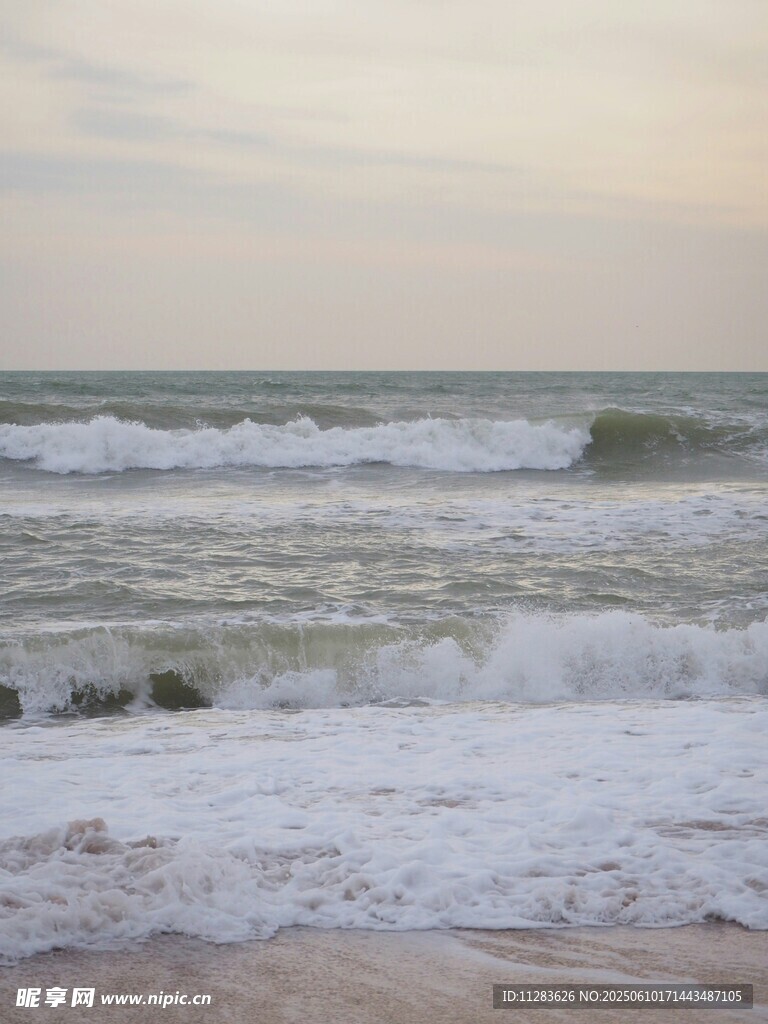 海边日落时的翻涌海浪
