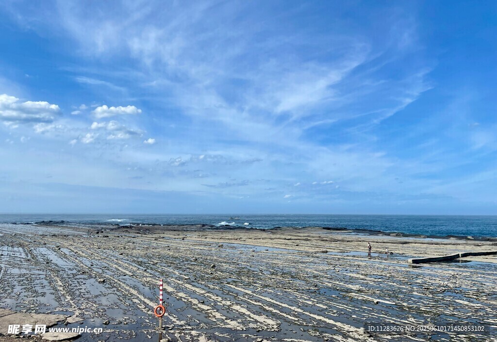 广阔海滩与蓝天美景