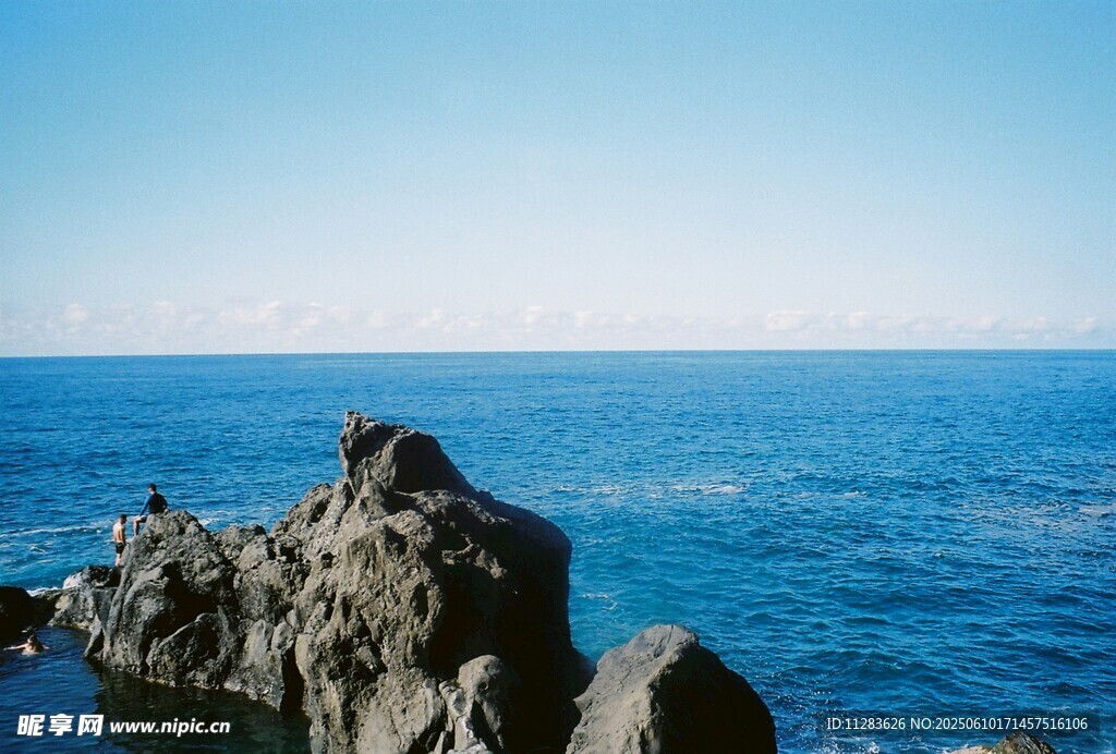 海边嶙峋礁石与广阔大海