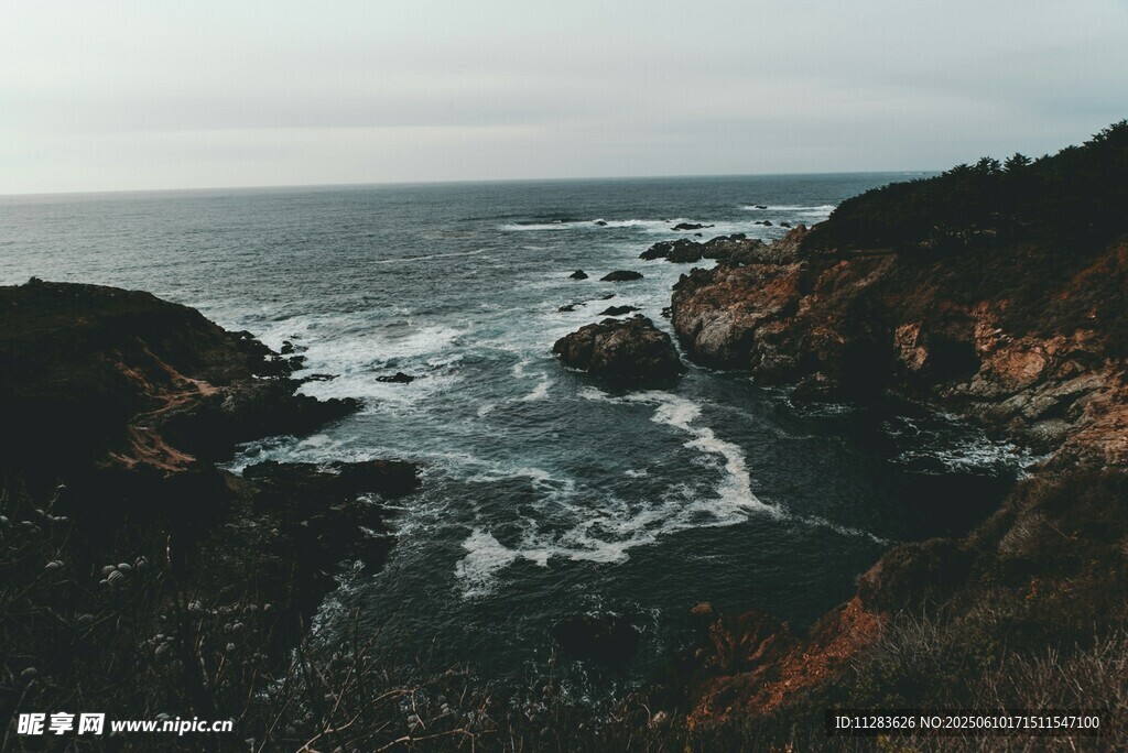 海岸边的海浪与嶙峋礁石