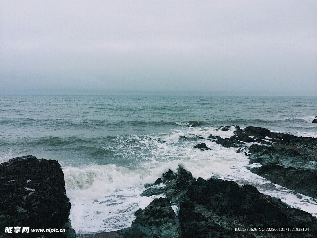 海边礁石与翻涌海浪